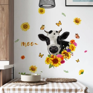 Détail de stickers muraux tournesol et vache avec papillons sur décor de mur blanc