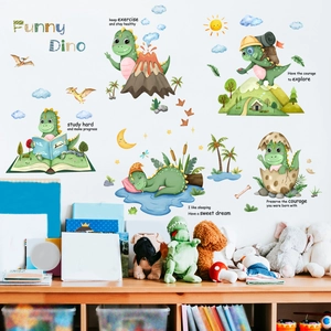 Détail de stickers muraux dinosaures sur un mur blanc dans une chambre d'enfant
