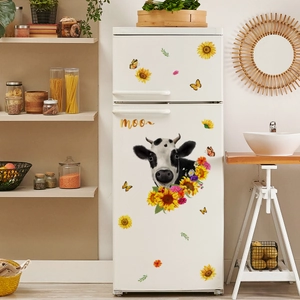 Détail de stickers muraux vache tournesol et papillon sur un réfrigérateur blanc