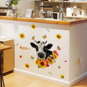 Détail de stickers muraux tournesol et vache dans un décor de cuisine moderne
