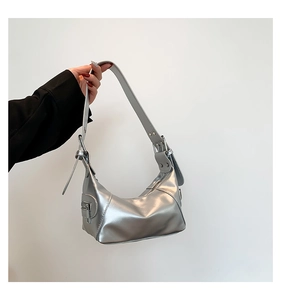 Detail der silbernen Metallic-Hobo-Tasche mit glänzendem Finish und verstellbarem Riemen
