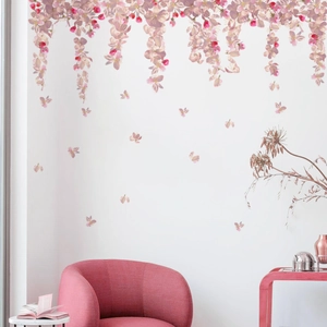 Vue détaillée d'autocollants muraux de fleurs roses au-dessus d'un canapé de salon