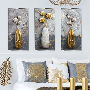 Dreiteiliges Wandbild-Set mit modernen goldfarbenen Blumen in abstrakten Vasen-Motiven