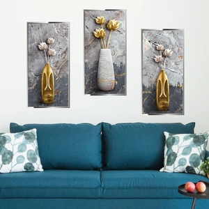 Detailansicht moderner 3-teiliger Blumen-Wandbilder mit goldenen Vasen auf Marmor