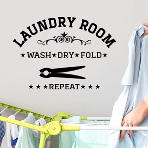 Detaillierter Wandsticker Laundry Room mit Wash Dry Fold Repeat Text auf grauer Wand