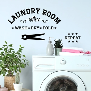 Detail der Laundry Room Wandtattoo mit Wash Dry Fold Repeat Text auf blauem Hintergrund