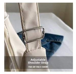 Détail du sac en nylon beige avec une bandoulière réglable et une boucle en métal argenté