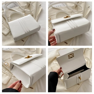 Vue détaillée du sac à main carré blanc avec texture verticale et fermoir doré