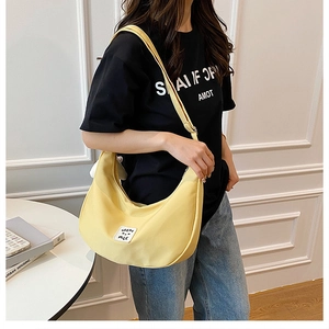 Sac bandoulière en nylon jaune en forme de croissant avec bandoulière réglable