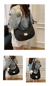 Détail du sac bandoulière en nylon noir avec pendentif mouton et écusson logo blanc brodé