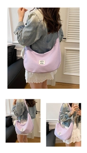 Détail du sac demi-lune en nylon lavande avec étiquette et pendentif en peluche