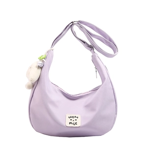 Sac à bandoulière en nylon violet clair en forme de croissant avec pendentif lapin