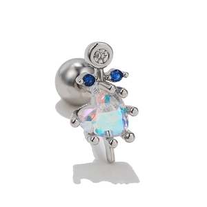 Dettaglio orecchino a perno in cristallo iridescente a cuore con gemme blu