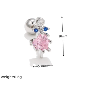Detailsicht der Blumen-Ohrstecker mit rosa Herzstein und Größenangaben zum Produkt