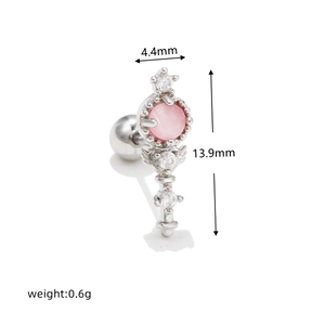 Nahaufnahme der herzförmigen rosa Katzenaugen-Ohrstecker mit Kristall-Flügel-Detail