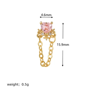 Nahaufnahme der Herzohrringe mit rosa Stein und Maßen von 4,6 mm mal 15,9 mm