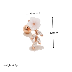 Details von roségoldenen Blumenohrringen mit weißen Blüten und Zirkonia-Blättern