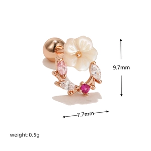 Detailansicht eines 9,7x7,7mm roségoldenen Blumenohrsteckers mit weißem Perlmutt und Zirkonia