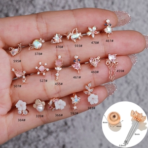 Set mit minimalistischen Blumen- und Sternohrsteckern in Roségold mit Kugelverschluss