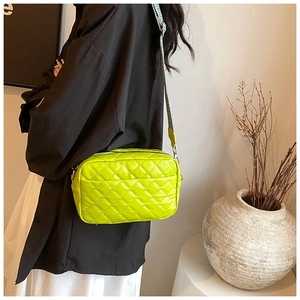 Fluoreszierend grüne Stepp-Kameratasche mit breitem Jacquard-Schultergurt für Damen