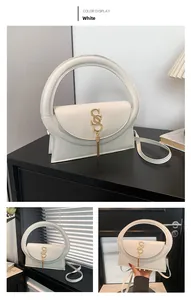Détail du petit sac blanc avec fermoir SS doré et franges sur une table minimaliste