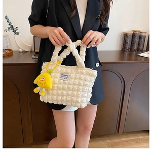 Bolso saco de nailon blanco fruncido con colgante de pato amarillo para mujer