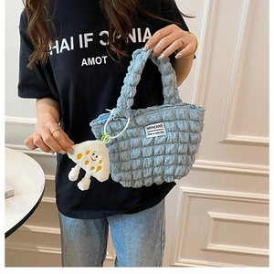Bolso tipo cubo plisado azul cielo con colgante de seta y textura de nailon