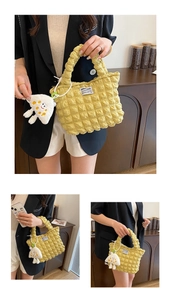 Detalle de un bolso tipo cubo fruncido amarillo claro con colgante de hongo de peluche