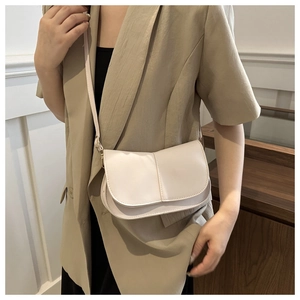 Borsa a sella bianco crema minimalista con cuciture e tracolla in tinta coordinata