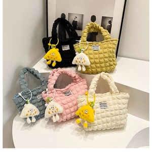 Bolsos tote de nailon plisado con burbujas en varios colores y colgantes de peluche