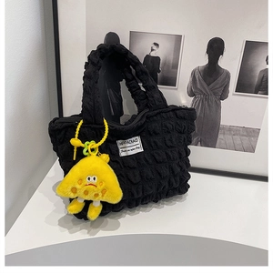 Bolso tote de nailon fruncido negro con textura 3D y un colgante de hongo de peluche