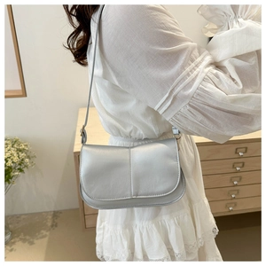 Borsa a sella argento metallizzato indossata con finitura in ecopelle lucida