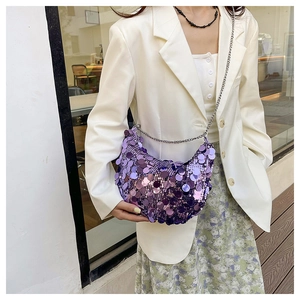 Dettaglio borsa a mezza luna con paillettes viola dotata di elegante catena d'argento
