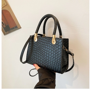 Sac cabas noir tissé élégant pour femme avec ferrures dorées et poignées rondes