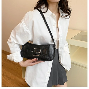 Schwarze Unterarmtasche mit Krokodilmuster und silberner Schnalle im Retro-Stil