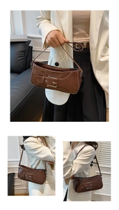 Detailaufnahme der dunkelbraunen Retro-Achseltasche mit Krokodilmuster und Gürtelschnalle