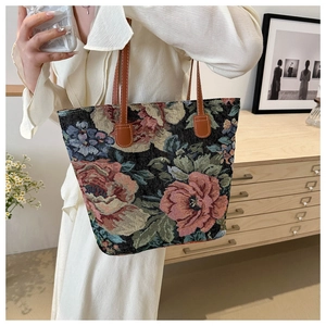 Dettaglio della borsa tote in tessuto floreale con manici in ecopelle marrone