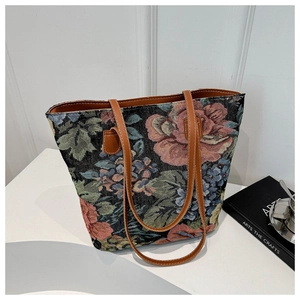 Dettaglio del tessuto jacquard floreale con rose rosa e manico in ecopelle marrone