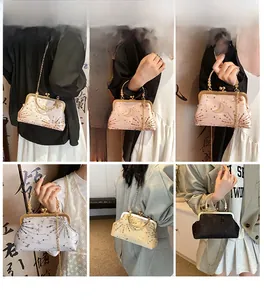 Dettagli di borse pochette vintage con ricamo stellato e manici a catena di perle
