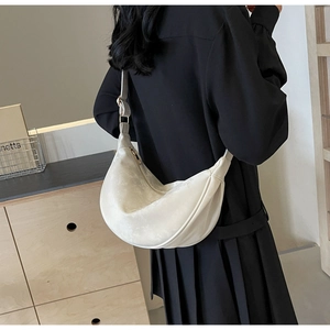Moderna borsa sottobraccio a mezzaluna bianco crema con cerniera dorata indossata
