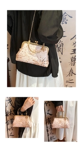Dettaglio borsa ricamata beige con paillettes dorate, stelle e catena in metallo