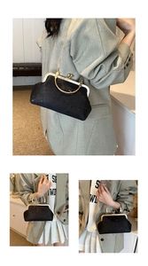 Dettagli di borsa vintage in pizzo nero con manico di perle e catena dorata