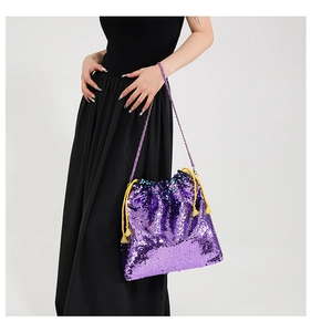 Détail du sac seau à paillettes violettes avec glands dorés et bandoulière chaîne