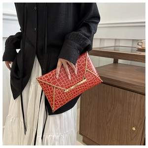 Rote Umschlag-Clutch mit Krokoprägung, goldenem Metallrand und praktischem Klappverschluss