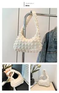Détail du sac nuage plissé blanc montrant la texture bulle 3D et la forme demi-lune