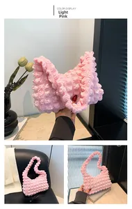 Vue détaillée du sac plissé rose clair avec texture gaufrée et design souple et moderne