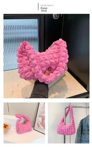 Détail du sac à bandoulière rose foncé avec texture matelassée à bulles unique