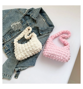 Gros plan sur la texture gaufrée et les plis des sacs à main tendance style nuage