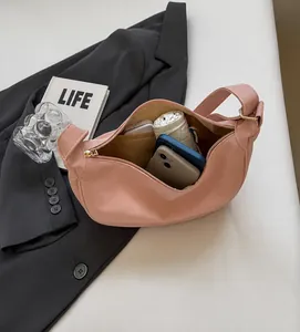Dettaglio della grande capacità interna di questa borsa a tracolla rosa in pelle