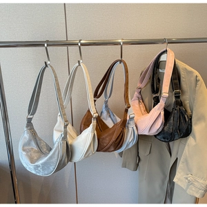 Borse hobo minimaliste in morbida pelle PU in vari colori esposte su supporto